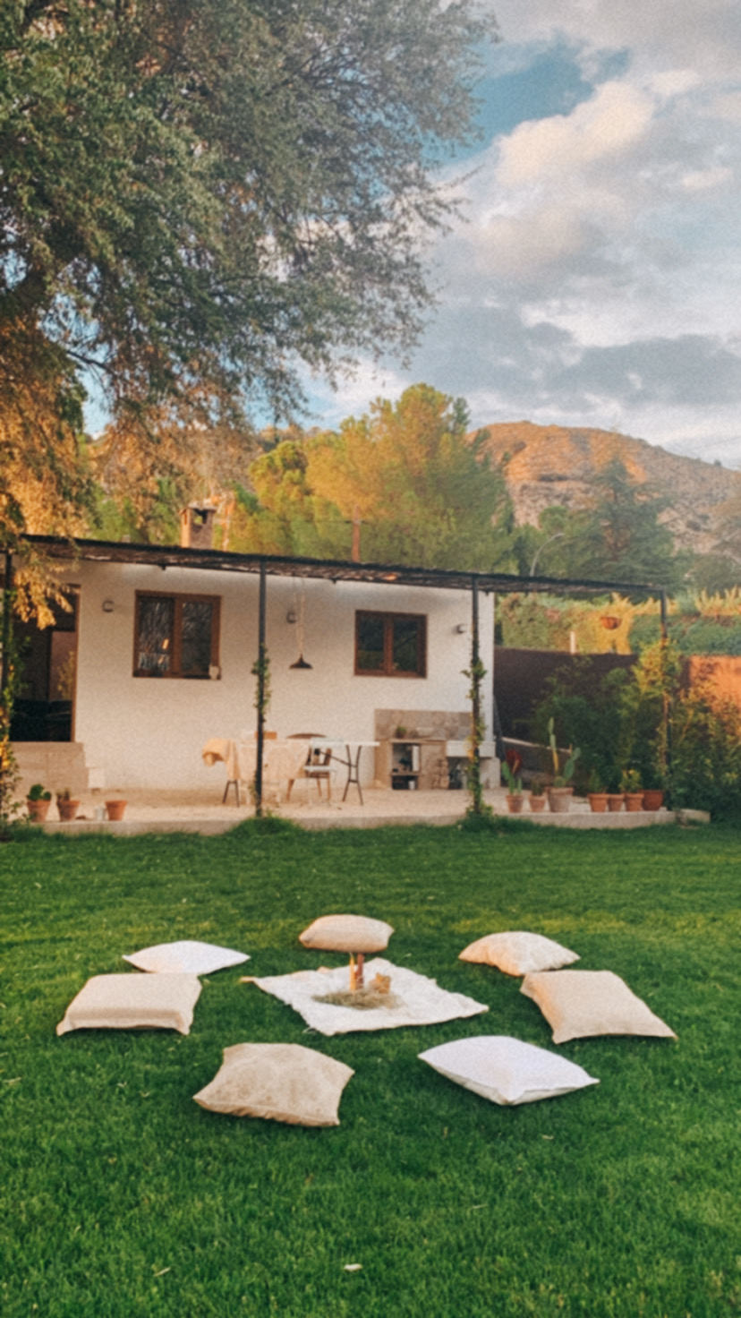 Casa y círculo preparado en el jardín de Hontoba