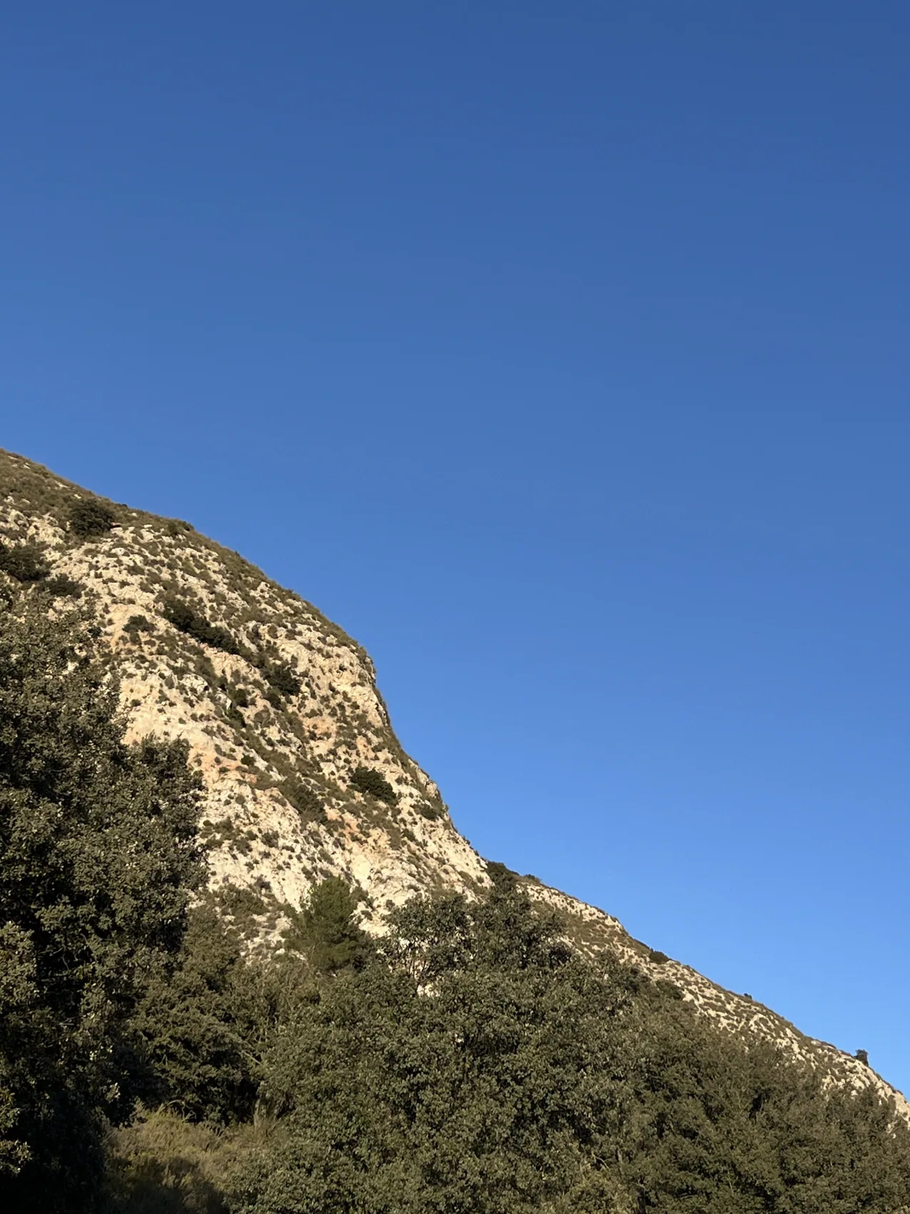 La roca y el cielo en el paisaje de Hontoba